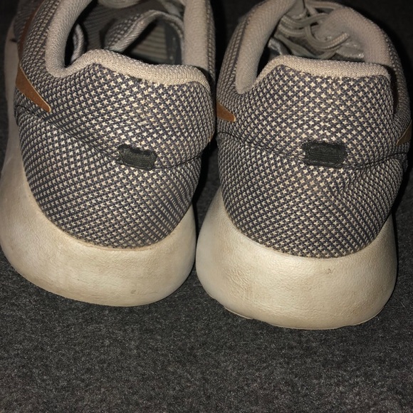 Nike Roshe grey with gold swoosh - Picture 3 of 5